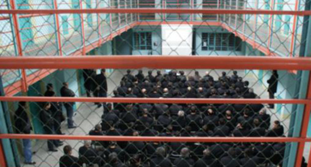 Заключенные в тюрьме Глдани. Фото: http://dfwatch.net