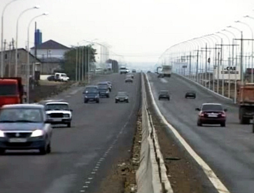 Участок федеральной трассы "Кавказ" в район Хасавюрта. Кадр из видеорепортажа тедеканала РГВК "Дагестан", rgvktv.ru Участок федеральной трассы "Кавказ" в район Хасавюрта. Кадр из видеорепортажа тедеканала РГВК "Дагестан", rgvktv.ru