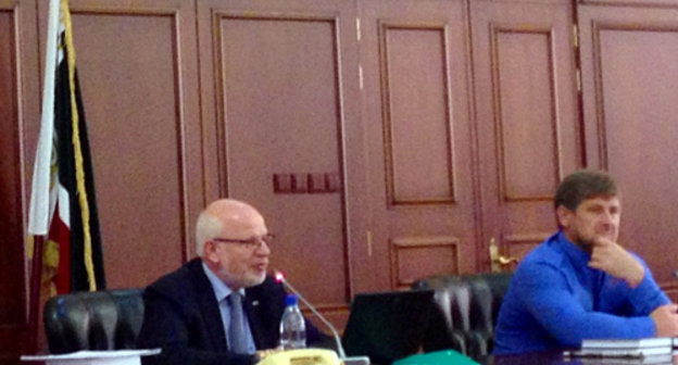 Чечня, Грозный, 9 июля 2013 г. Выездное заседание Совета по правам человека при президенте РФ на тему "Гражданское общество на Северном Кавказе: состояние и перспективы". Слева направо: председатель СПЧ Михаил Федотов и глава Чечни Рамзан Кадыров. Фото: president-sovet.ru