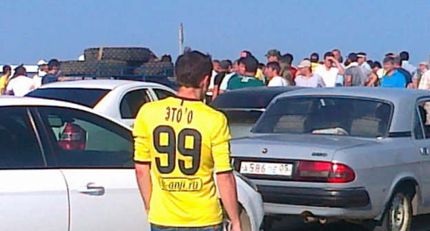 Полицейские не дают болельщикам "Анжи" проехать к стадиону "Анжи-Арена". Дагестан, Каспийск, 14 июля 2013 г. Фото Тимура Исаева для "Кавказского узла"