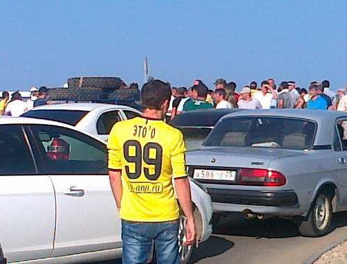 Полицейские не дают болельщикам "Анжи" проехать к стадиону "Анжи-Арена". Дагестан, Каспийск, 14 июля 2013 г. Фото Тимура Исаева для "Кавказского узла" Полицейские не дают болельщикам "Анжи" проехать к стадиону "Анжи-Арена". Дагестан, Каспийск, 14 июля 2013 г. Фото Тимура Исаева для "Кавказского узла"