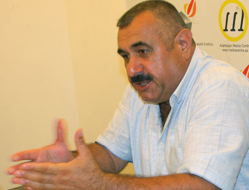 Мехтибек Сафаров выступает на мероприятии в офисе Института свободы и безопасности репортеров (ИСБР), посвященном завершению кампании по сбору подписей с призывом освободить Гилала Мамедова. Баку, 16 июля 2013 г. Фото Парваны Байрамовой для "Кавказского узла 

