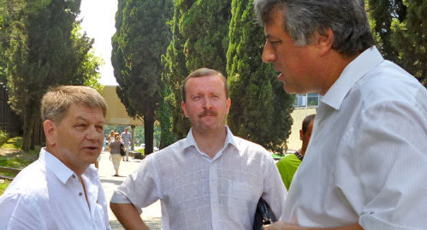 Сергей Павленко (справа)со своими адвокатами возле здания суда Центрального района. Сочи, июль 2013 г. Фото Светланы Кравченко для "Кавказского узла"