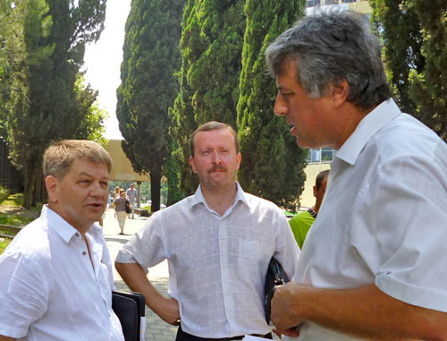 Сергей Павленко (справа)со своими адвокатами возле здания суда Центрального района. Сочи, июль 2013 г. Фото Светланы Кравченко для "Кавказского узла"