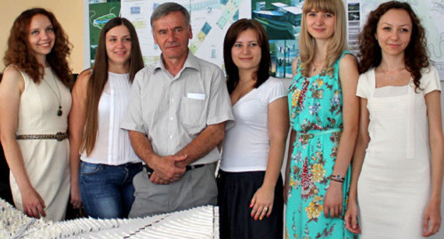 Руководитель творческой группы  Архитектор Руслан Цаликов и авторы проектов на выставке "Возрождению Кармадона посвящается…". Владикавказ, 12 июля 2013 г. Фото Фатимы Абаевой для "Кавказского узла". 