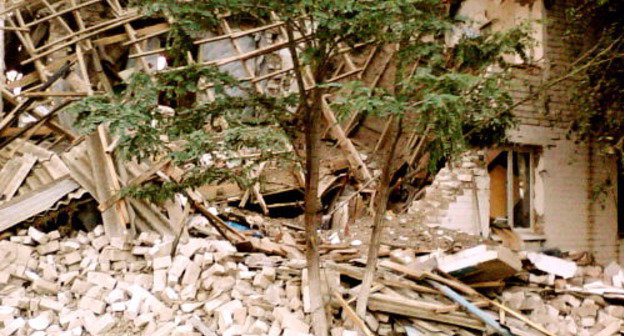 Обрушение жилого дома в поселке Привольный Светлоярского района Волгоградской области. 18 июля 2013 г. Фото пресс-службы ГУ МЧС по Волгоградской области, http://www.34.mchs.gov.ru