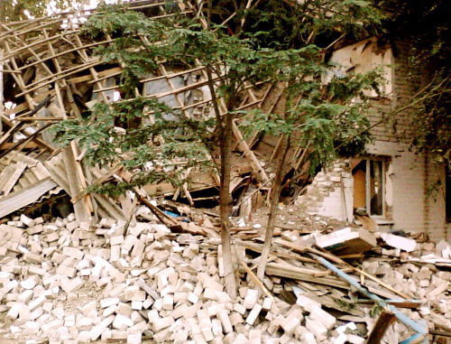 Обрушение жилого дома в поселке Привольный Светлоярского района Волгоградской области. 18 июля 2013 г. Фото пресс-службы ГУ МЧС по Волгоградской области, http://www.34.mchs.gov.ru