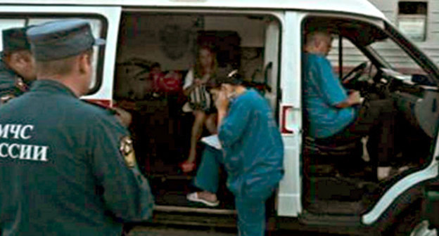 Врачи и сотрудники МЧС снимают с поезда "Москва-Сочи" заболевших детей. курск, 16 июля 2013 г. Фото пресс-службы ГУ МЧС Курской области, http://www.46.mchs.gov.ru