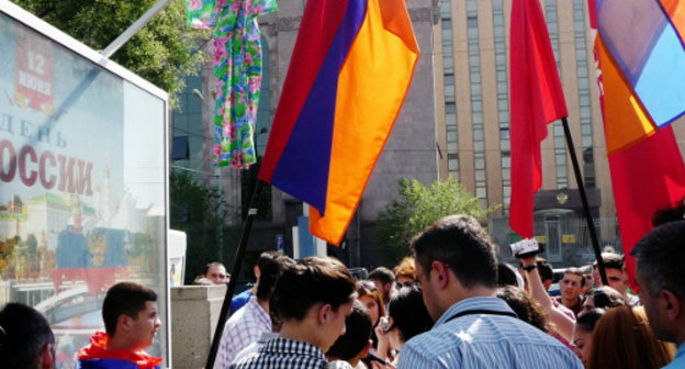 Участники акции в защиту прав Грачьи Арутюняна у российского посольства в Ереване. 17 июля 2013 г. Фото Армине Мартиросян для "Кавказского узла"