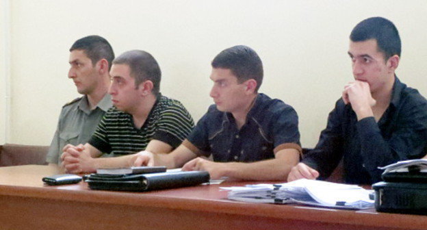 Рафаел Авагян (второй слева) и Давид Барсегян (справа) в зале суда. Нагорный Карабах, Степанакерт, 24 июня 2013 г. Фото Алвард Григорян для "Кавказского узла"