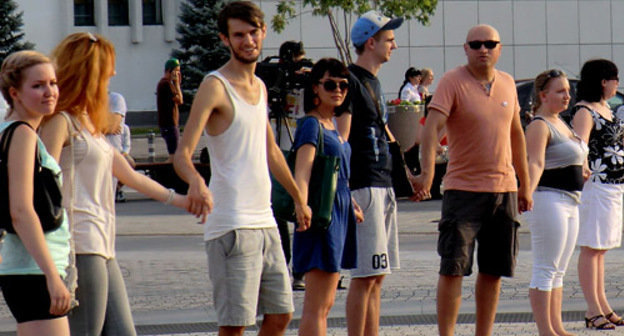 "Молчаливый флешмоб" в поддержку Алексея Навального прошел в Краснодаре. 18 июля 2013 г. Фото Натальи Дорохиной для "Кавказского узла"