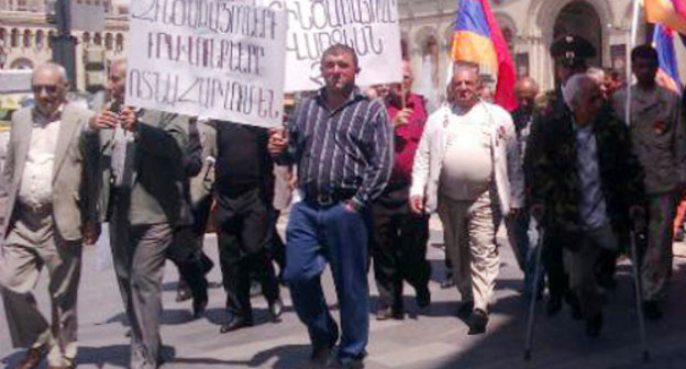 Группа ветеранов войны в Нагорном Карабахе направляется к зданию правительства Армении, чтобы потребовать улучшения социального положения бывших воинов-добровольцев. Ереван, 13 мая 2013 г. Фото: http://novostink.ru/armenia/46656-gruppa-azamartikov-s-trebovaniem-uluchshit-socialnoe-polozhenie-napravilas-k-zdaniyu-pravitelstva-armenii.html