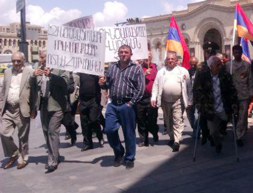 Группа ветеранов войны в Нагорном Карабахе направляется к зданию правительства Армении, чтобы потребовать улучшения социального положения бывших воинов-добровольцев. Ереван, 13 мая 2013 г. Фото: http://novostink.ru/armenia/46656-gruppa-azamartikov-s-trebovaniem-uluchshit-socialnoe-polozhenie-napravilas-k-zdaniyu-pravitelstva-armenii.html