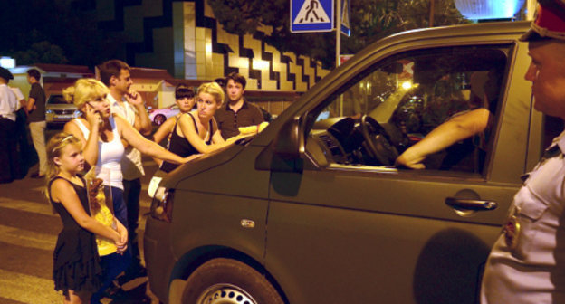 Родственники семилетней девочки и волонтеры блокировали автомобиль, в котором, по их данным, находился ребенок. Сочи, ночь с 17 на 18 июля 2013 г. Фото Романа Шикарева предоставлено автором "Кавказскому узлу".