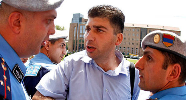 Акция протеста против повышения платы за проезд. Ереван, 19 июля 2013 г. Фото © PanARMENIAN Photo/Hrant Khachatryan