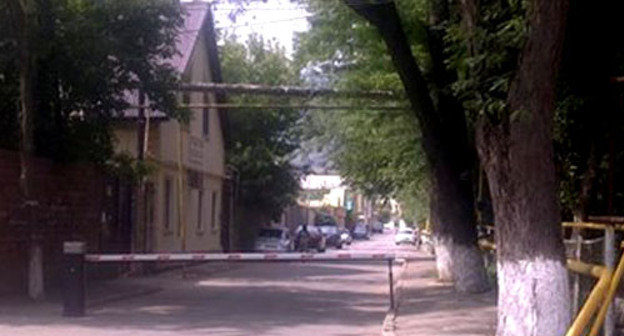 Шлагбаум в переулке Умаханова в Махачкале. Фото Адама Абдурахманова