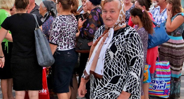 Группа паломников перед отправкой в Москву. Ингушетия, станица Орджоникидзевская, 20 июля 2013 г. Фото Ахмеда Осмиева