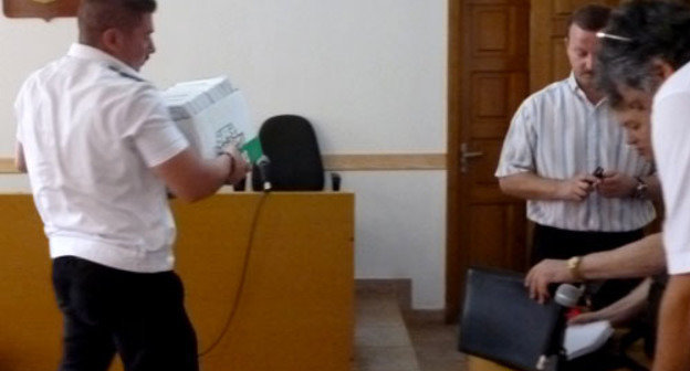 Пристав вносит дело Сергея Павленко, которое занимает более 30 томов, в зал суда Центрального района Сочи. 19 июля 2013 г. Фото Светланы Кравченко для "Кавказского узла