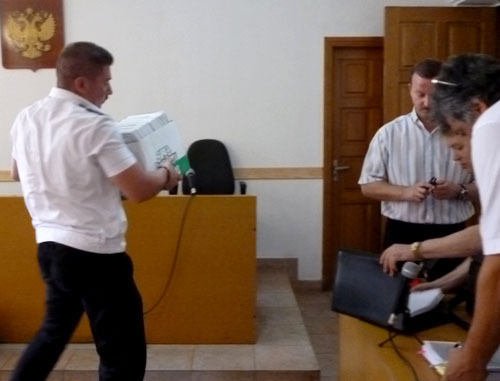 Пристав вносит дело Сергея Павленко, которое занимает более 30 томов, в зал суда Центрального района Сочи. 19 июля 2013 г. Фото Светланы Кравченко для "Кавказского узла Пристав вносит дело Сергея Павленко, которое занимает более 30 томов, в зал суда Центрального района Сочи. 19 июля 2013 г. Фото Светланы Кравченко для "Кавказского узла