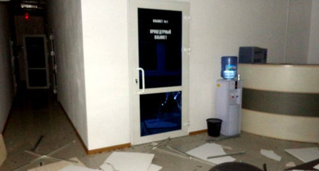 На месте взрыва у входа в аптеку в городе Изобильный Ставропольского края. 22 июля 2013 г. Фото: Пресс-служба Главного управления МВД России по Ставропольскому краю, http://26.mvd.ru/