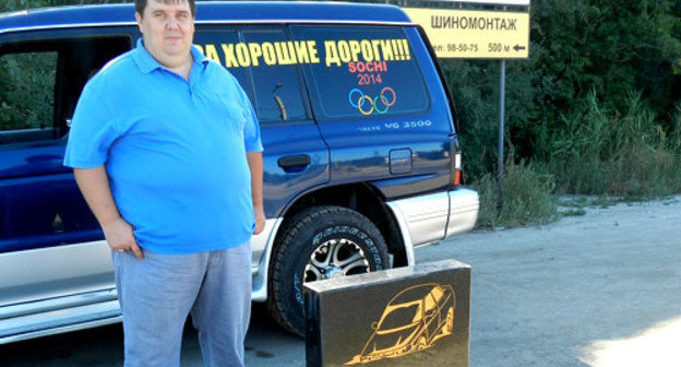 Блогер Алексей Ульянов провел одиночный пикет против местной власти и плохих дорог. Волгоград, 22 июля 2013 г. Фото Татьяны Филимоновой для "Кавказского узла"