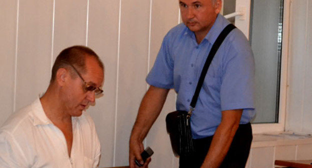 Адвокат Александр Енин (слева) и военнослужащий Андрей Шабанов. Сочи, июль 2013 г. Фото Светланы Кравченко для "Кавказского узла"