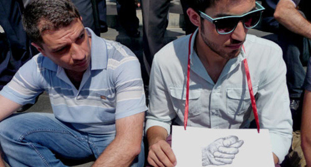 Акция против повышения тарифов на транспорт. На снимке: надпись на плакате "Не будем платить 150 драм". Ереван, 19 июля 2013 г. Фото Армине Мартиросян для "Кавказского узла"