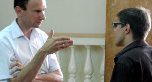 Блогер Сергей Мазанов (справа) и начальник отдела организации публичных слушаний комитета по градостроительству и архитектуре Михаил Фомин перед началом слушаний проекта перепланировки набережной. Волгоград, 11 июля 2013 г. Фото Татьяны Филимоновой для "Кавказского узла"