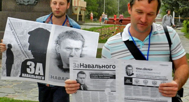 Участники акции держали плакаты в поддержку Алексея навального. Волгоград, 24 июля 2013 г. Фото Татьяны Филимоновой для "Кавказского узла"