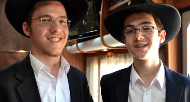 Руководитель Еврейской этнографической экспедиции Шолом Лазар (слева) со своим коллегой. Сочи, 23 июля 2013 г. Фото Светланы Кравченко для "Кавказского узла"