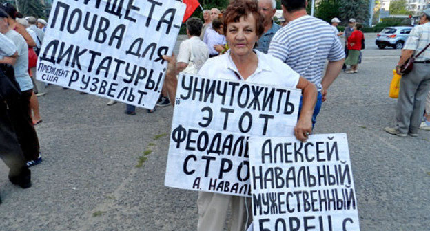 Участница митинга с требованием отставки правительства. Волгоград, 27 июля 2013 г. Фото Татьяны Филимоновой для "Кавказского узла"