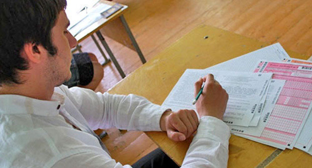 Дагестанский школьник во время сдачи ЕГЭ. Фото http://www.riadagestan.ru/