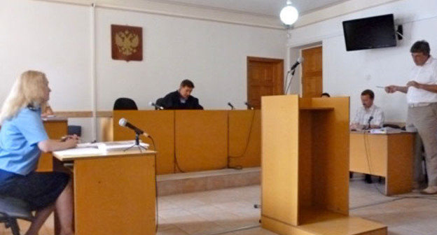 Обвинитель Светлана Лебедева, судья Валерий Бутяев, адвокат С. Кудашов и подсудимый Сергей Павленко (слева на право) в зале суда. Сочи, 29 июля 2013 г. Фото Светланы Кравченко для "Кавказского узла"