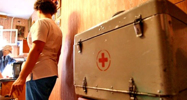 Сотрудник "Скорой помощи". Фото: Геннадий Аносов / Югополис