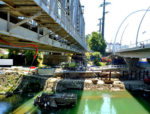 Строительство дороги-дублера Курортного проспекта. На снимке: вид на старый и новый мост. Сочи, июль 2013 г. Фото Светланы Кравченко для "Кавказского узла"
