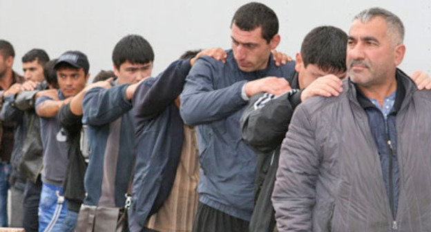 Задержанные в связи с инцидентом на Матвеевском рынке в Москве, июль 2013 г. Фото petrovka38.ru