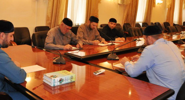 Заседание религиозного комитета "Фетва". Чечня, Грозный, 17 июля 2013 года. Фото пресс-службы ДУМ ЧР, http://www.islamtuday.com