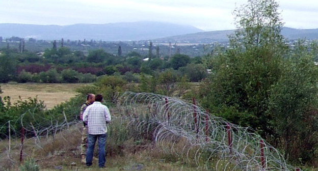 Колючая проволока, протянутая российскими пограничниками в деревне Диди Хурвалети на границе с Южной Осетией. Грузия, 24 июля 2013 г. Фото Эдиты Бадасян для "Кавказского узла"
