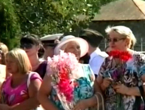 Участники траурного митинга, посвященного десятой годовщине со дня террористического акта в военном госпитале города. Моздок, 1 августа 2013 г. Фото http://alaniatv.ru/