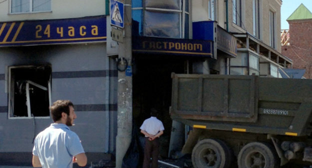 У взорванного магазина "24 часа" на перекрестке улиц Котрова и Ярагского. Махачкала, 5 августа 2013 г. Фото Махача Ахмедова для "Кавказского узла"