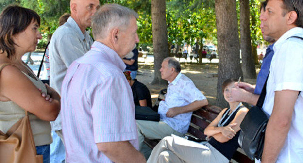 Активисты движения "Закон и порядок" собрались у мэрии, чтобы обсудить предстоящее собрание. Сочи, 1 августа 2013 г. Фото Светланы Кравченко для "Кавказского узла"