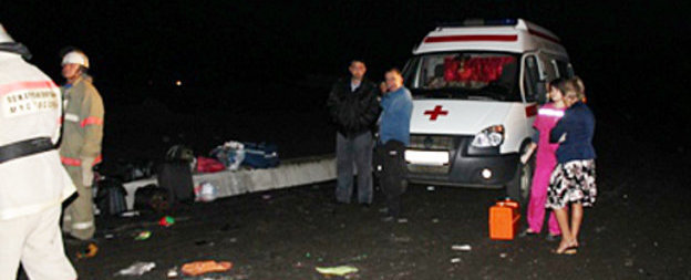 На месте ДТП с участием туристического автобуса в Ставропольском крае 6 августа 2013 г. Фото пресс-службы ГУ МЧС России по Ставропольскому краю, 26.mchs.ru