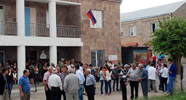 Жители села Прошян у здания сельской администрации. Армения, Котайкская область, июнь 2013 г. Фото: http://www.panorama.am