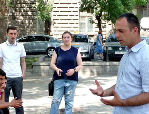 Гор Акопян во время обучающего курса общения активистов с полицией в рамках кампании против удорожания проезда. Ереван, 24 июля 2013 г. Фото Армине Мартиросян для "Кавказского узла" Гор Акопян во время обучающего курса общения активистов с полицией в рамках кампании против удорожания проезда. Ереван, 24 июля 2013 г. Фото Армине Мартиросян для "Кавказского узла"