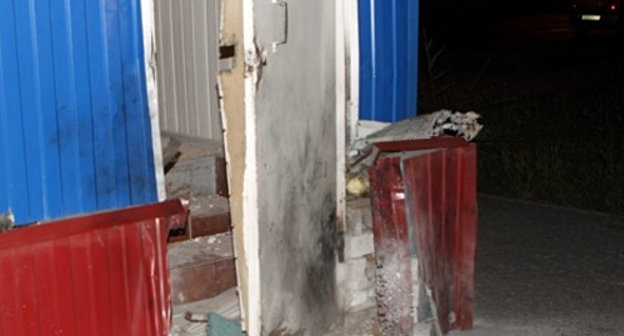 После взрыва у служебного помещения  отдельного батальона ДПС в Кировском районе Волгограда. 7 августа 2013 г. Фото пресс-службы ГУ МВД России по Волгоградской области