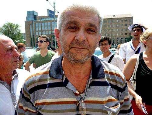 Участник акции против повышения стоимости проезда на общественном транспорте Армен Абрамян перед зданием мэрии. Ереван, 19 августа 2013 г. Фото Армине Мартиросян для "Кавказского узла"