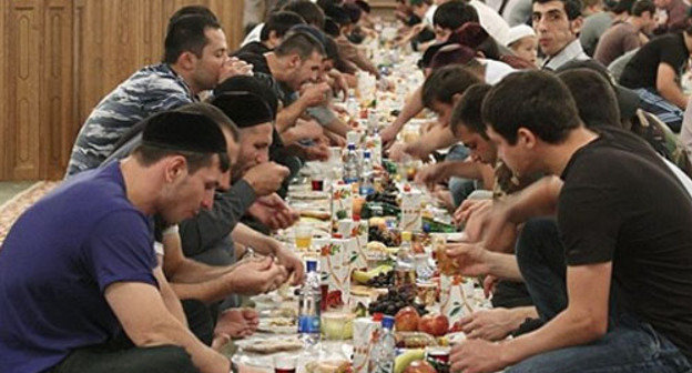 Ифтар в грозненской мечети "Сердце Чечни". Фото: ansar.ru
