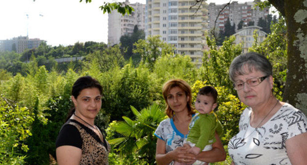 Члены семьи Торомонян в своем саду. Сочи, август 2013 г. Фото Светланы Кравченко для "Кавказского узла"