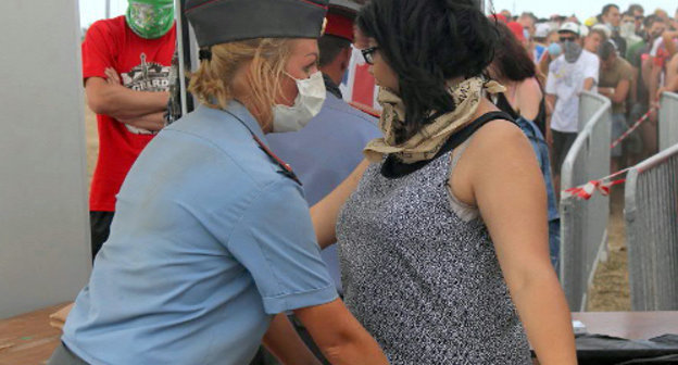 Полиция досматривает гостей фестиваля "KUBANA". Краснодарский край, Анапа, станица Благовещенская, 6 августа 2013 г. Фото Андрея Кошика для "Кавказского узла"