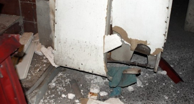 Последствия взрыва у служебного помещения отдельного батальона ДПС по Волгограду в Кировском районе города. 7 августа 2013 г. Фото пресс-службы ГУ МВД Волгоградской области, 34.mvd.ru